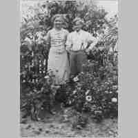 045-0056 Irmgard und Fritz Emmenthal ca. um 1940 im Garten.jpg
